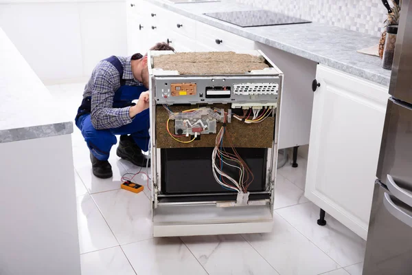 Joven Reparador Fijación Lavavajillas Con Multímetro Digital Cocina — Foto de Stock