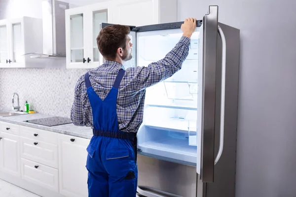 Serviceman Verificando Temperatura Refrigerador Cozinha — Fotografia de Stock