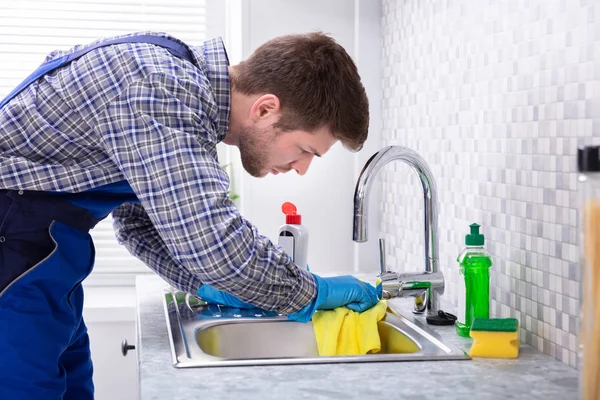 Jovem Homem Zelador Limpeza Cozinha Pia Com Guardanapo Garrafa — Fotografia de Stock