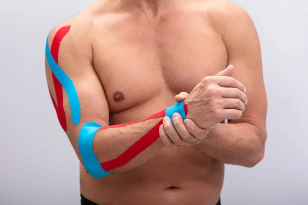 Mid Sectie Man Met Physio Tape Zijn Hand Tegen Witte — Stockfoto