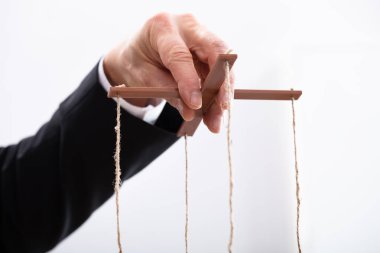 Bir iş adamının El Manipülasyonu Marionette 'in İple Çekimi 