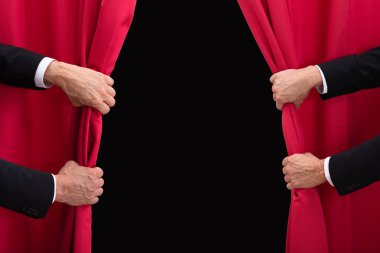 Kırmızı Perdeyi Açan İki Erkek Eli 'nin Yakın Çekimi