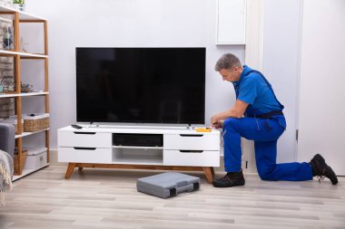 Dijital Çokölçer ile Erkek Teknisyen Kontrol Televizyonu