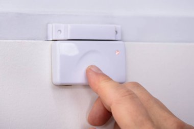 Bir Kişinin Parmak Basma Sistemi Kapı Algılayıcısının Yakın Çekimi