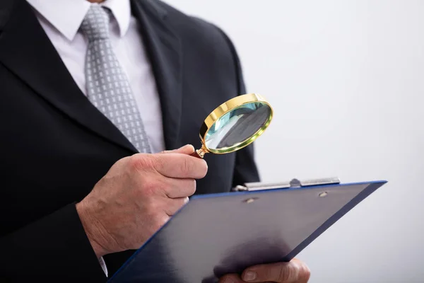 Close Businessman Analyzing Document Magnifying Glass Workplace — Stock Photo, Image