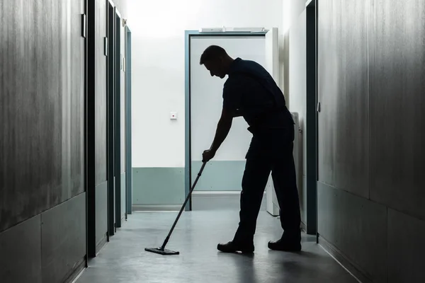 Zijaanzicht Van Mens Schoonmaken Vloer Met Dweil — Stockfoto