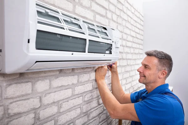 Mature Male Technician Fixing Air Conditioner Screwdriver — Stock Photo, Image