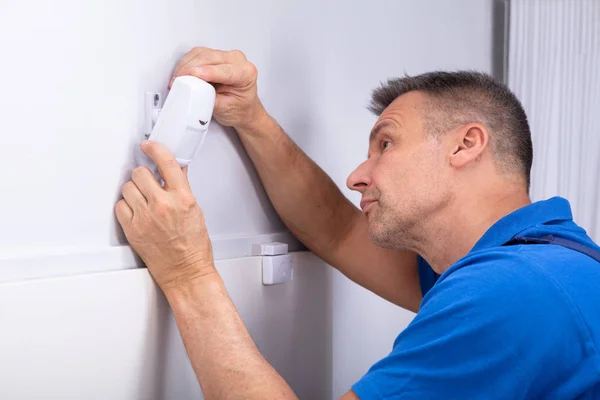 Close Eletricista Masculino Instalando Sensor Porta Sistema Segurança Parede — Fotografia de Stock