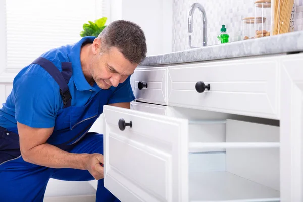 Primer Plano Hombre Handyman Instalación Puerta Del Cajón Cocina —  Fotos de Stock