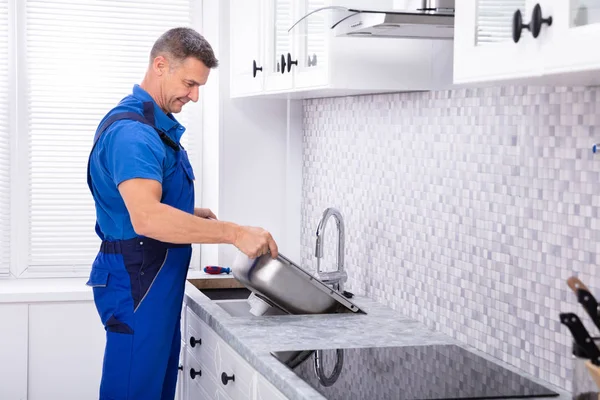 Foto Hombre Maduro Trabajador Fijación Fregadero Cocina — Foto de Stock