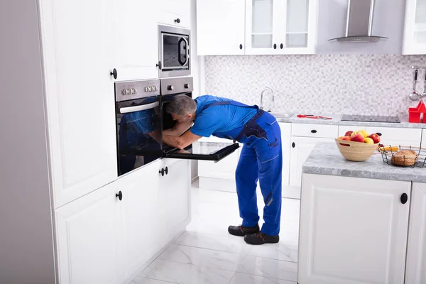 Rijpere Technicus Het Algemeen Reparatie Oven Keuken — Stockfoto