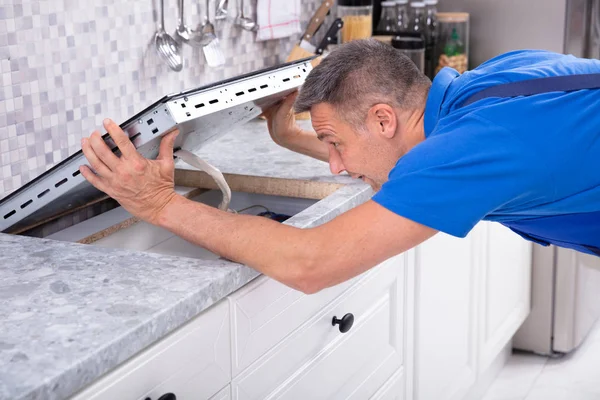 Reparador Maduro Instalando Estufa Inducción Cocina —  Fotos de Stock