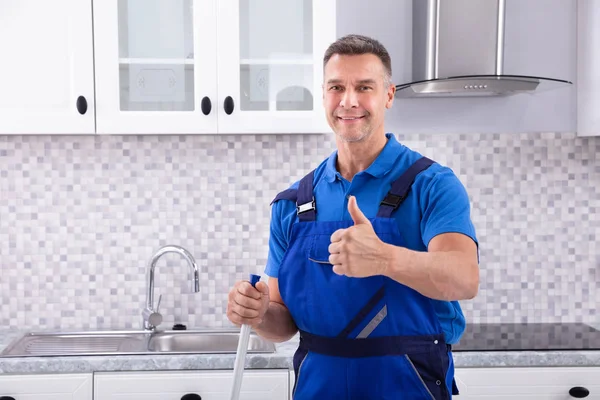 Portret Van Een Gelukkige Mannelijke Conciërge Die Duimen Opzuigt Keuken — Stockfoto