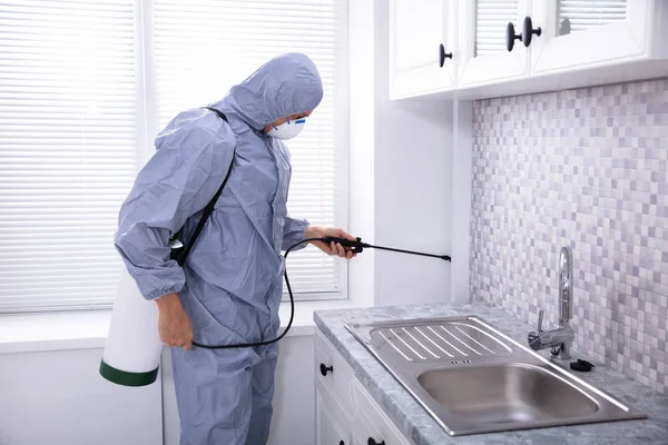 Arbeiter Mit Schutztuch Versprüht Pestizid Der Nähe Von Küchenspüle — Stockfoto