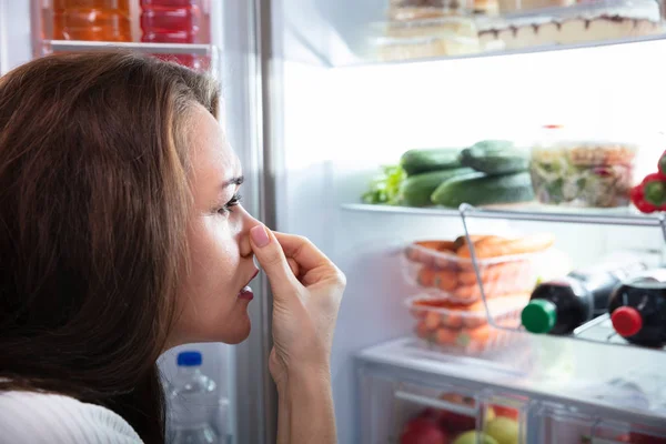 Вид Сбоку Молодая Женщина Признавая Плохой Запах Исходящий Холодильника — стоковое фото