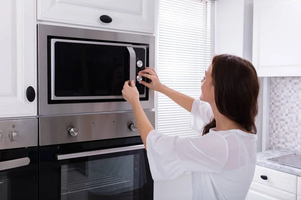 Side View Young Woman Using Microwave Oven Kitchen — Stock Photo, Image