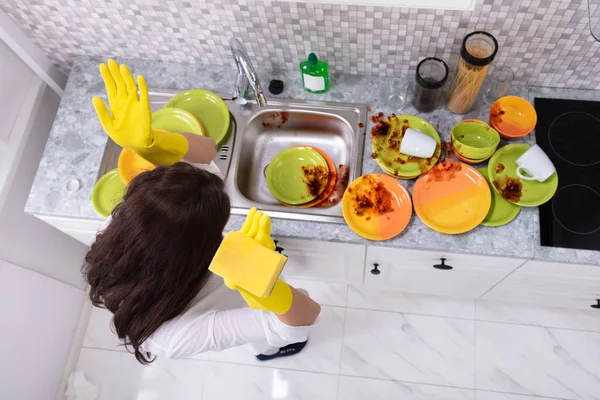 Грустная Молодая Женщина Смотрящая Грязную Посуду Едва Утонула Кухне — стоковое фото