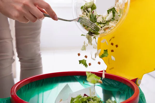 Närbild Kvinnas Hand Kasta Grönsaker Papperskorgen — Stockfoto