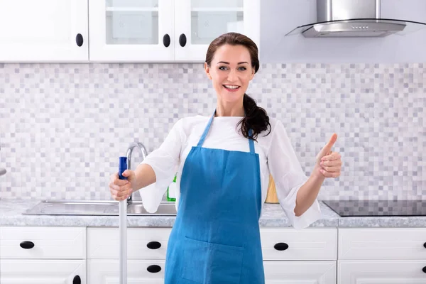 Portret Van Een Gelukkig Vrouwelijke Janitor Gebaren Duimen Omhoog Keuken — Stockfoto