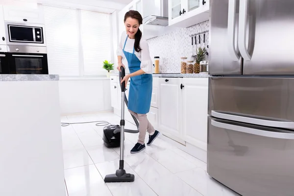 Joven Conserje Femenino Piso Cocina Limpieza Uniforme Con Piso Vacío —  Fotos de Stock