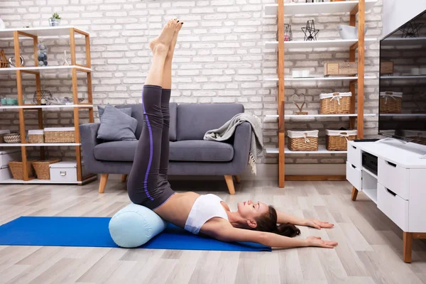 Jonge Vrouw Doet Stretching Oefening Blauwe Yoga Mat — Stockfoto