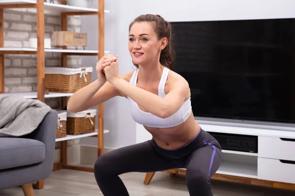 Mujer Feliz Haciendo Ejercicio Cuclillas Alfombra Fitness Casa — Foto de Stock