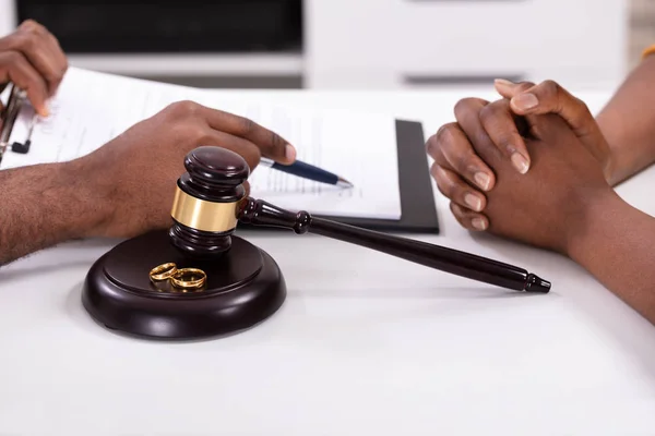 Close Juiz Explicando Contrato Com Seu Cliente Com Martelo Anéis — Fotografia de Stock