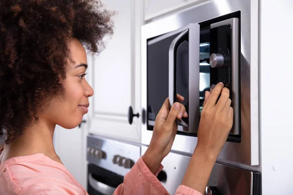 Close Smiling Young Woman Adjusting Temperature Microwave Oven — Stock Photo, Image