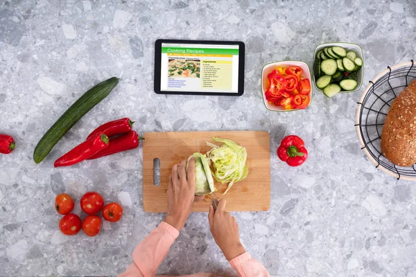 Mano Mujer Cortando Col Tablero Cortar Con Recetas Cocina Pantalla — Foto de Stock