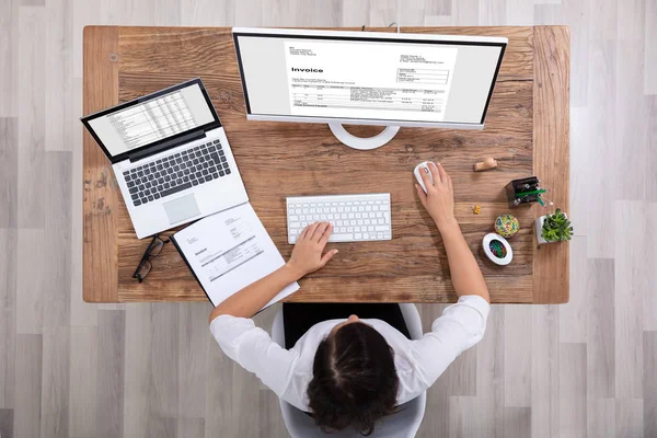 Jeune Femme Affaires Regardant Facture Sur Écran Ordinateur Dans Bureau — Photo