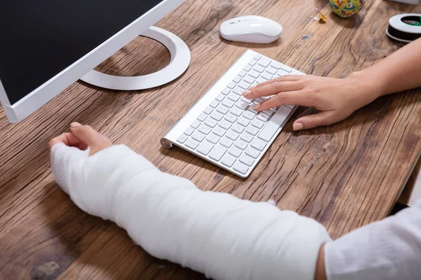 Primer Plano Una Mujer Negocios Con Vendaje Mano Usando Computadora — Foto de Stock