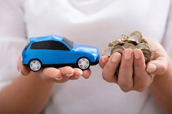 Close Mão Uma Mulher Segurando Carro Azul Moedas — Fotografia de Stock