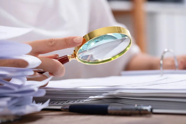 Närbild Affärskvinnas Hand Med Förstoringsglas Över Fakturan Arbetsplatsen — Stockfoto