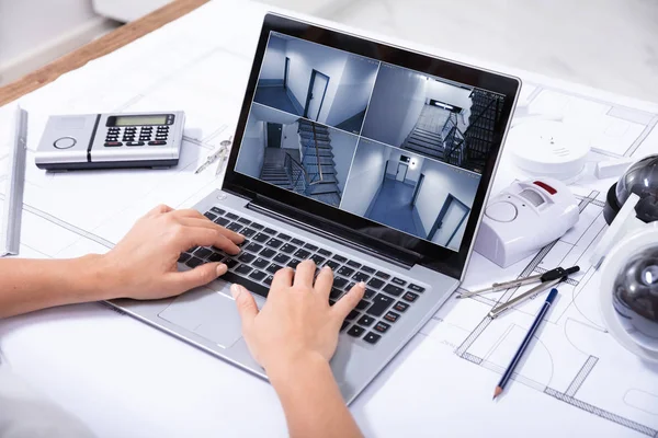 Close Uma Mulher Monitorando Câmeras Segurança Domésticas Laptop Sobre Impressão — Fotografia de Stock