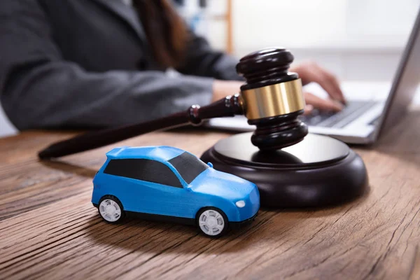 Close Mallet Gavel Blue Toy Car Front Person Using Laptop — Stock Photo, Image