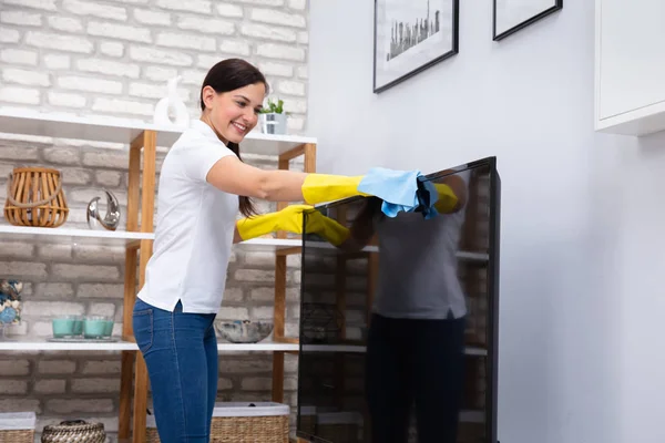 Close Van Vrouw Met Doek Reinigen Van Televisie Thuis — Stockfoto