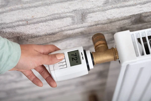 Gros Plan Main Une Personne Ajustant Température Sur Radiateur — Photo