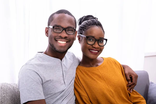 Retrato Una Feliz Pareja Joven Africana Con Gafas Graduadas — Foto de Stock