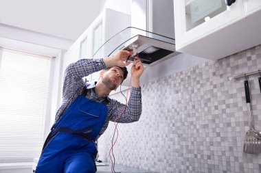 Tamirci mutfak Extractor süzgecinde mutfak multimetre ile kontrol