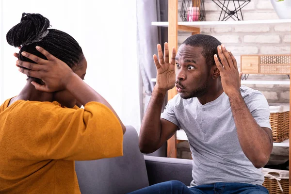 Jovem Irritado Repreendendo Sua Esposa Cobrindo Orelhas Casa — Fotografia de Stock