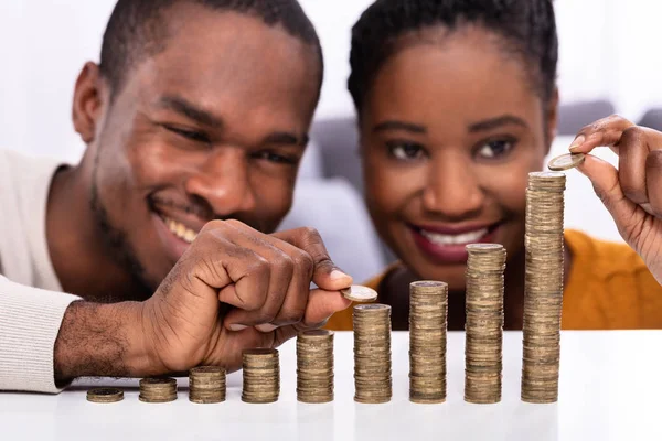 Pareja Africana Feliz Apilando Monedas Sobre Escritorio Blanco — Foto de Stock