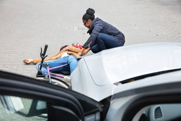 Young Woman Looking Unconscious Male Cyclist Lying Street Accident Car — Stock Photo, Image