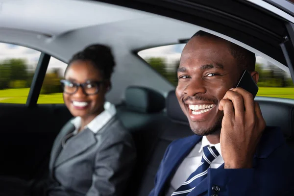 Heureux Homme Affaires Assis Intérieur Voiture Côté Collègue Féminine Parlant — Photo