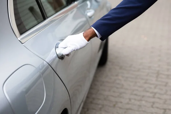 Apertura Mano Del Valet Puerta Gris Del Coche Calle —  Fotos de Stock