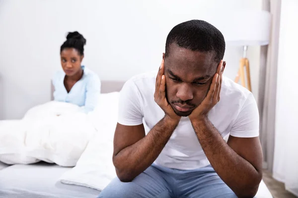 Agacé Jeune Homme Africain Assis Sur Lit Devant Femme — Photo