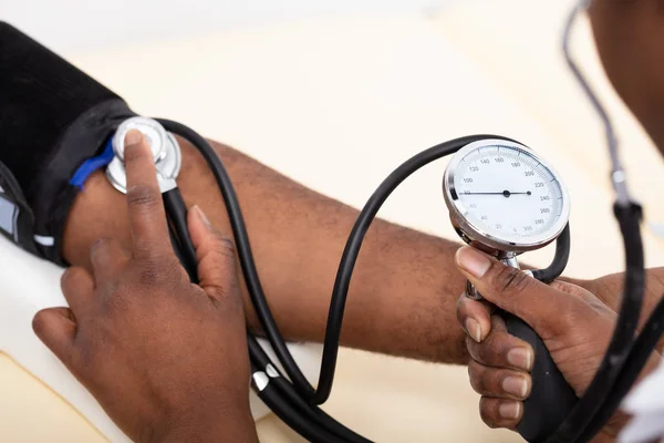 男性患者の血圧測定 医師の手のクローズ アップ — ストック写真