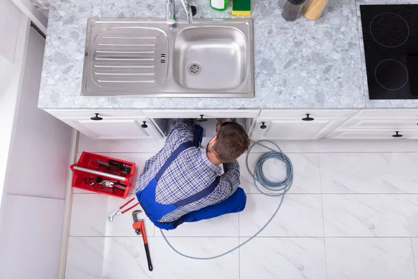 Junger Männlicher Installateur Reinigt Verstopftes Spülrohr Küche — Stockfoto