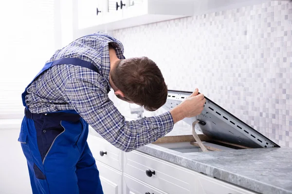 Jeune Réparateur Installant Poêle Induction Dans Cuisine — Photo