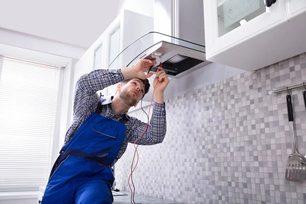 Handyman Verificando Filtro Extrator Cozinha Com Multímetro Cozinha — Fotografia de Stock