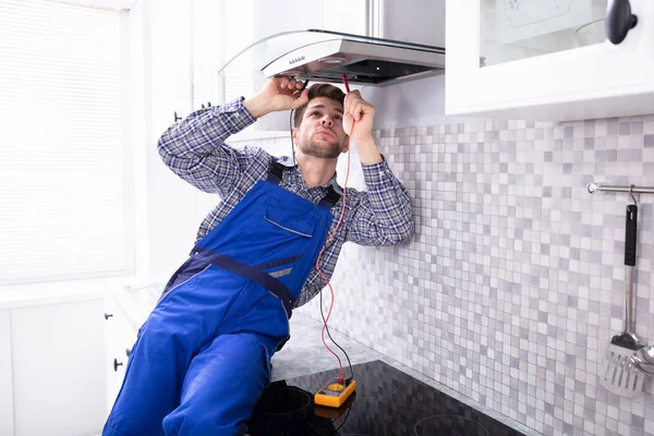 Handyman Comprobación Filtro Extractor Cocina Con Multímetro Cocina — Foto de Stock